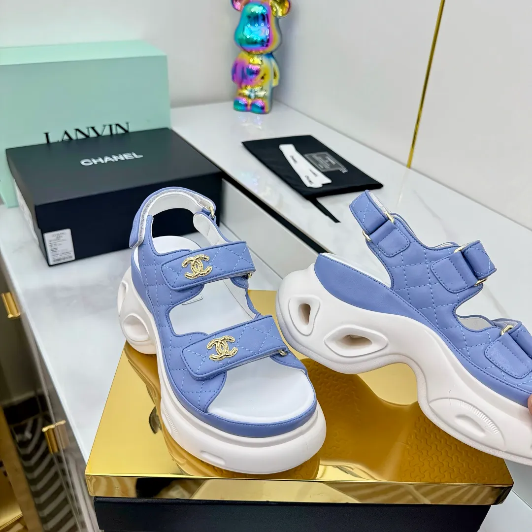 👟👟Ex-factory price 680👟👟 Top version... Chanel｜Chanel Xiaoxiang Velcro Beach Slippers Slippers Casual Beach Shoes 25ss Spring and Summer New Style! Beach shoes are a hit all over the internet! The latest model from the counter, I am still willing to buy it on my feet. It must be ranked among the most popular models. It is invincible in all seasons. Various bloggers and Internet celebrities can see the matching styles. Highly recommended. Pearlescent sheepskin upper, sheepskin lining, suede for feet. Original open-molded TPU outsole size: 35-40 (customized for 40 and 41). Full set of original packaging 👉 👉 👉 👉 👉